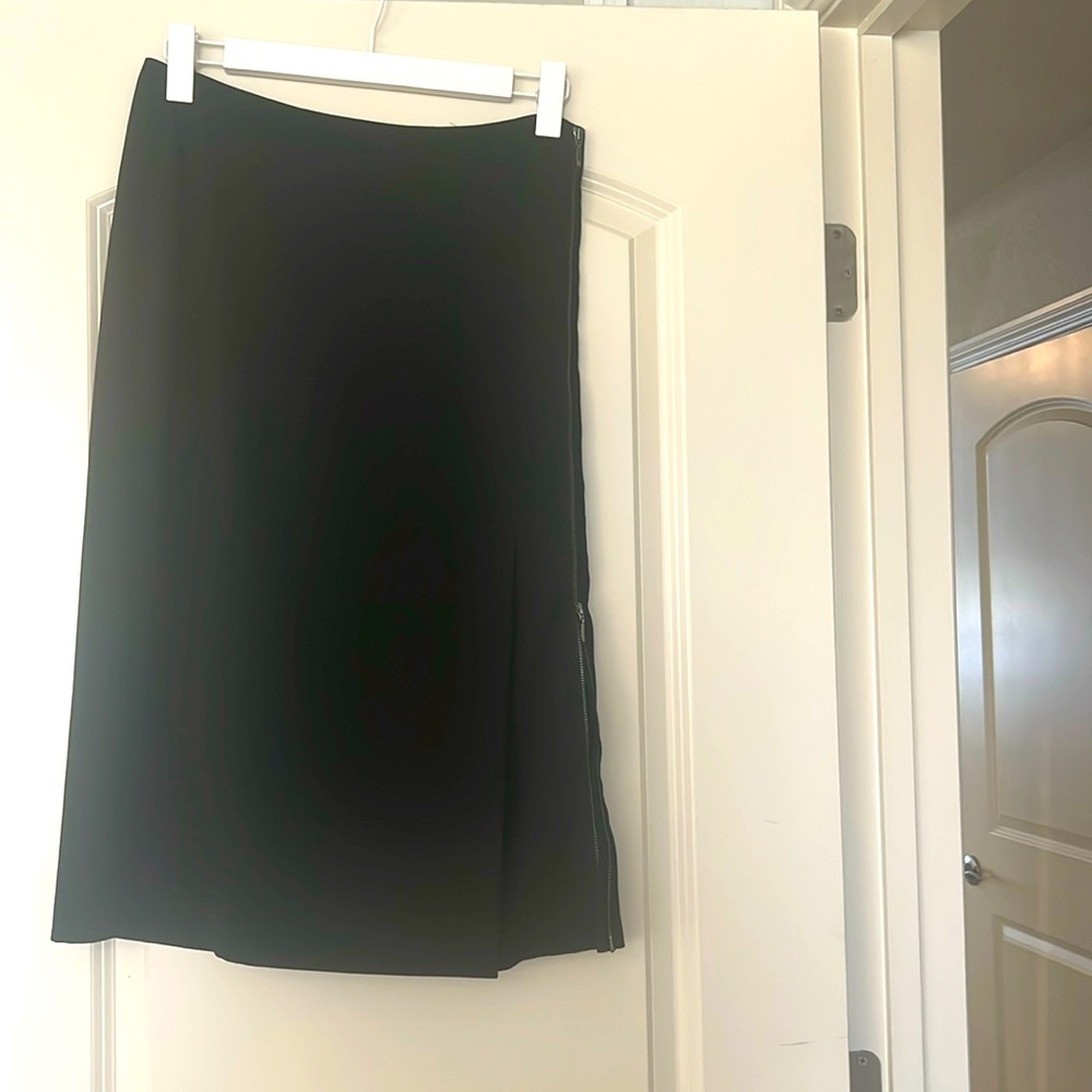 Elegant Reiss Mid length skirt with a single pleat and zipper detail